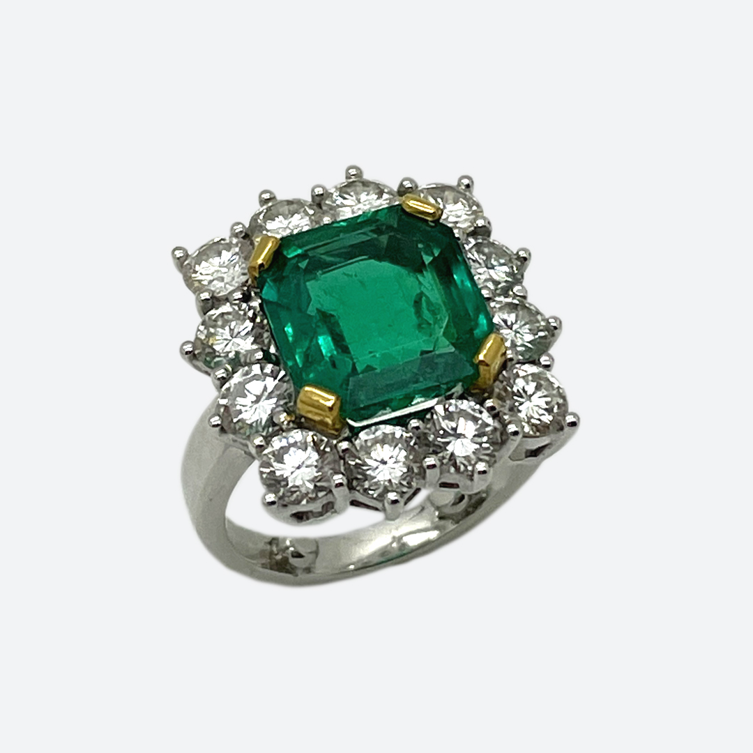 Beautiful classic emerald ring