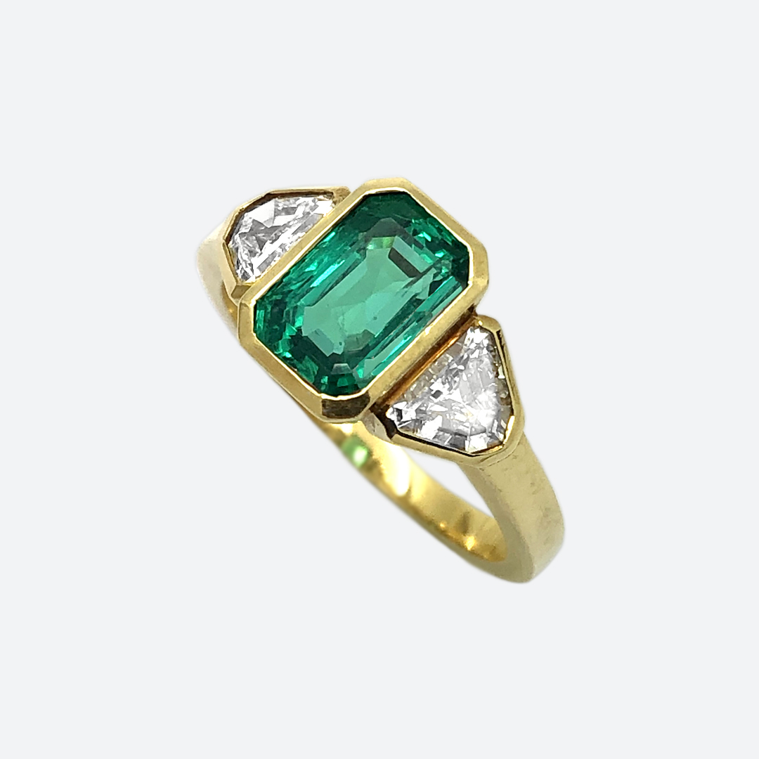 Colombian emerald and diamond ring